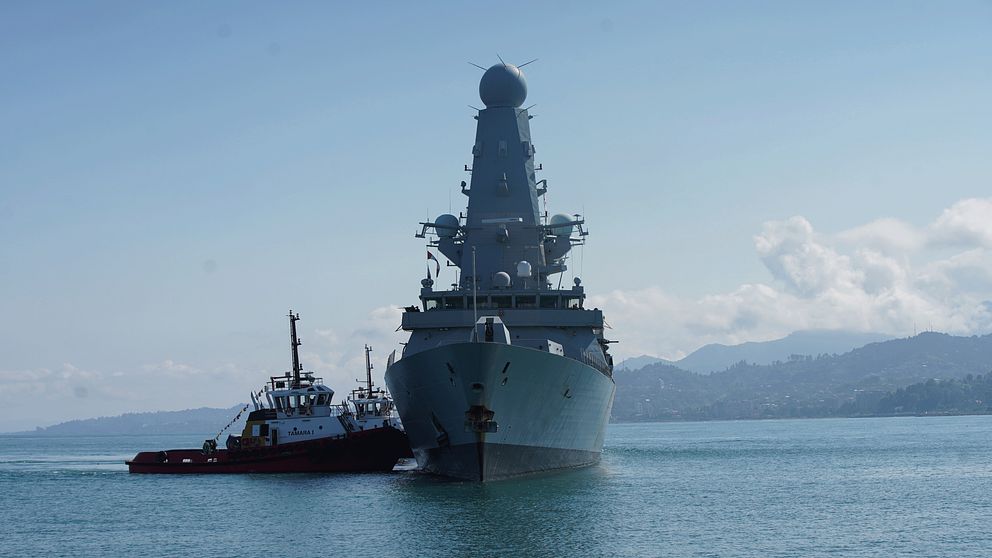 Den brittiska jagaren HMS Defender har anlöpt Batumi i Georgien efter en resa från Odessa i Ukraina.