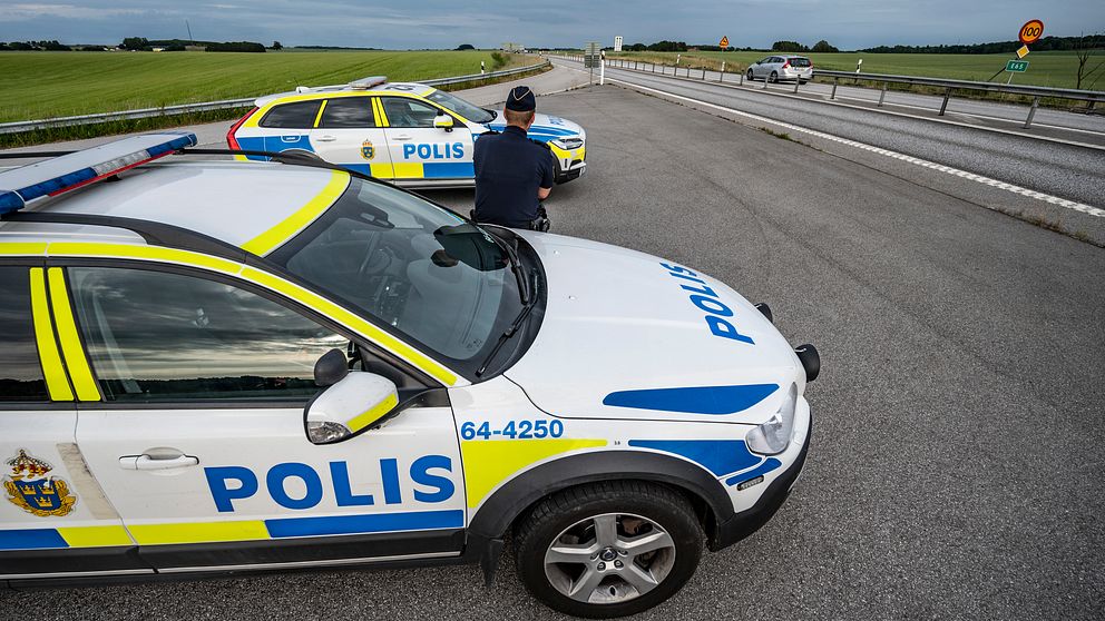 Polisen var på plats på flera platser utmed E65 mellan Ystad och Malmö under midsommarhelgen med anledning av den senaste tidens stenkastning mot danskregistrerade fordon.