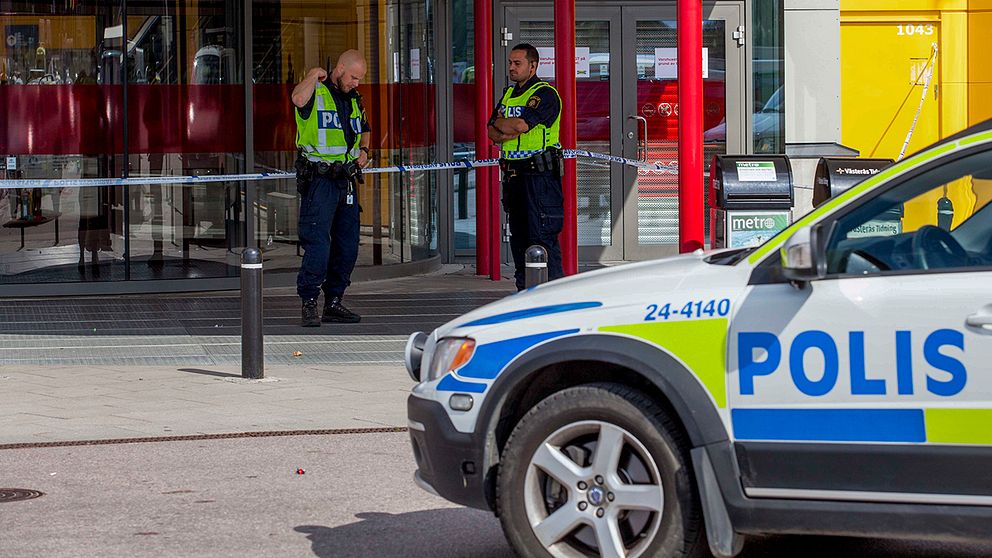 Enligt uppgifter till tidningen Aftonbladet ska den misstänkte 35-åringen har mördat två på Ikea i Västerås och sedan huggit sig själv i magen.