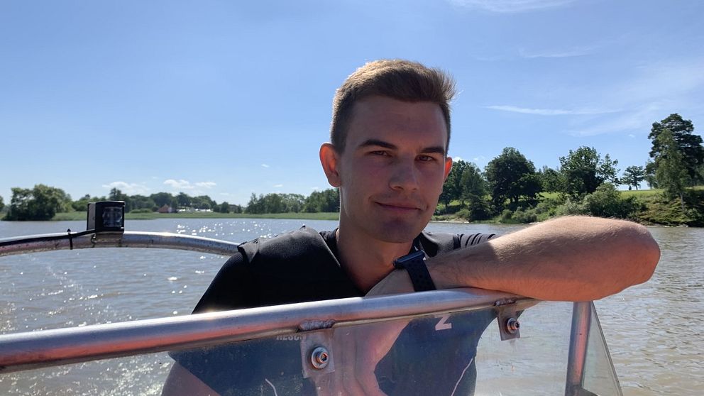 Martin Nordborg, kör en båt, en båttransport för cyklar över Asplången i Östergötland på Göta kanals cykelled.