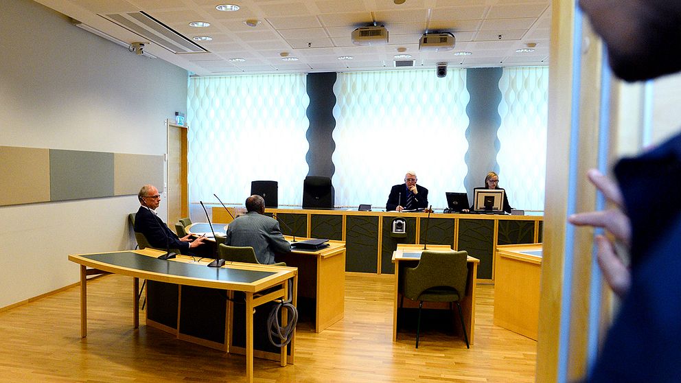 36-årig man har erkänt dubbelmordet på Ikea i Västerås. Mannen deltog i häktningsförhandlingen per telefon från Västmanlands sjukhus, där han har vårdats sedan i måndags för allvarliga skador.