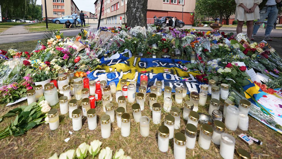 Mängder av ljus och blommor har placerats under en björk i Biskopsgården, nära den plats där en 33-årig polis mördades den 30 juni.