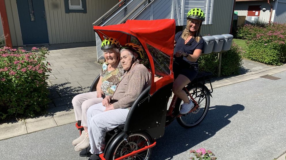 I klippet kan du se när cykelpiloten Ulrika Jörgensen kör runt med Ragnhild Freij, född 1923, och Ella Bengtsson, född 1927.