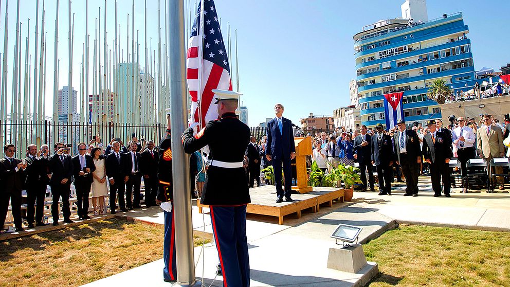 USA:s statssekreterare John Kerry och andra dignitärer såg på när den amerikanska flaggan hissades vid den nyöppnade ambassaden i Havanna, Kuba.