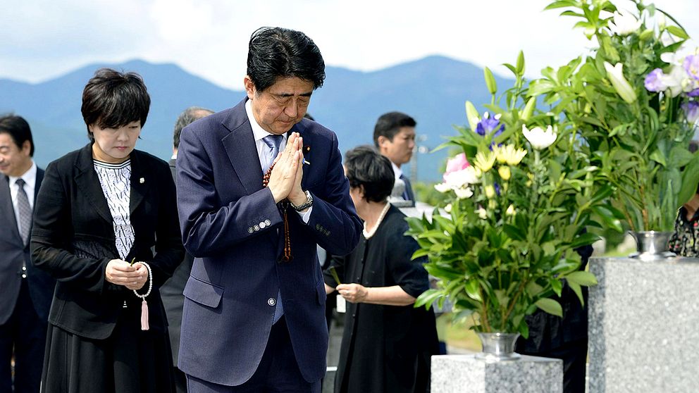 Den japanska premiärministern Shinzo Abe besökte sina görfäders grav i Nagato, västra Japan. Senare på fredagen bad han Kina och Sydkorea om ursäkt för krigsbrott begångna under andra världskriget.