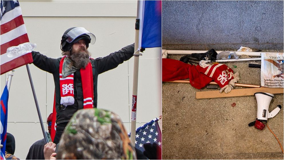 Bilden är delad i två sektioner. På den vänstra sidan syns en person iförd militärhjälm, röd halsduk och mörka kläder stående bland en folkmassa och håller upp en amerikansk flagga. På den högra sidan ligger en hög med föremål på marken, inklusive en röd jacka, en vit megafon och en hoprullad tidning.