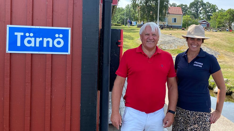 Man och kvinna framför en skylt där det står Tärnö