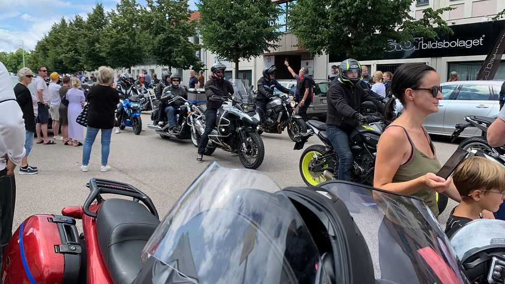 På bilden syns motorcykel-kortegen och en del av de människor som samlats för att se den.