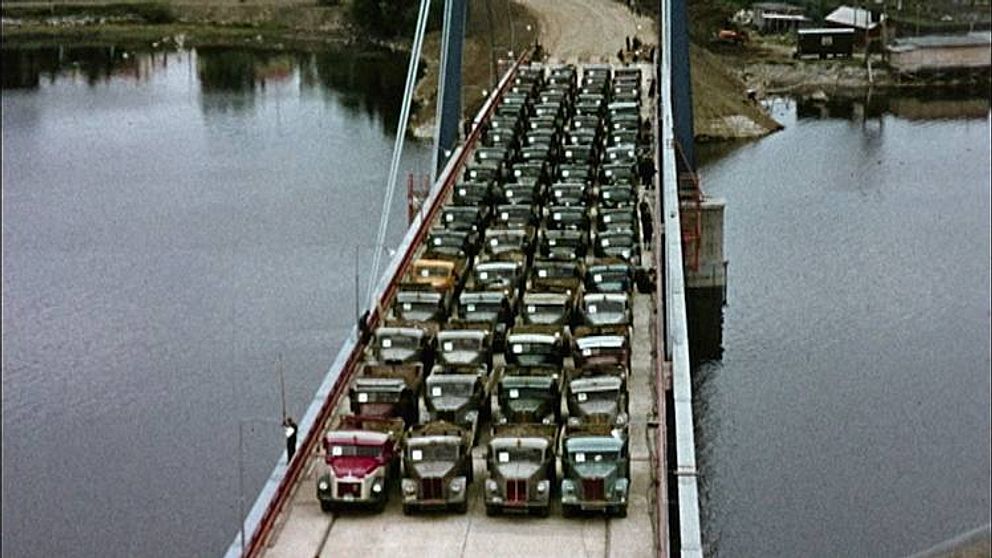 Lastbilar testar bron