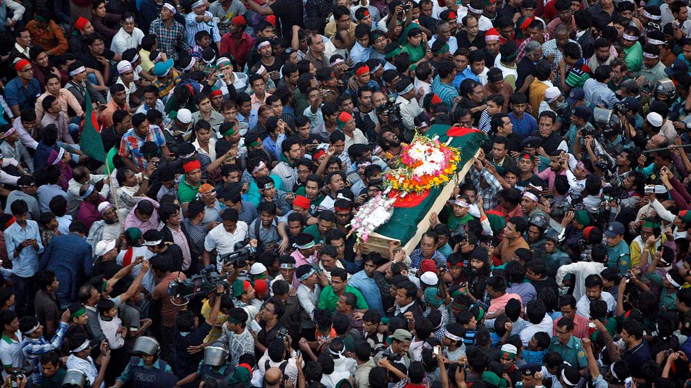 Kistan med den mördade bloggarna Ahmed Rajib Haider bärs till begravningen i Dhaka.