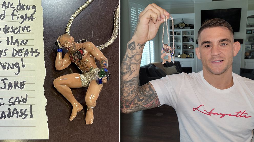 MMA-stjärnan Dustin Poirier håller upp sin ”Sleepy McGregor”-kedja som han nu ska auktionera ut. Pengarna ska gå till välgörenhet.