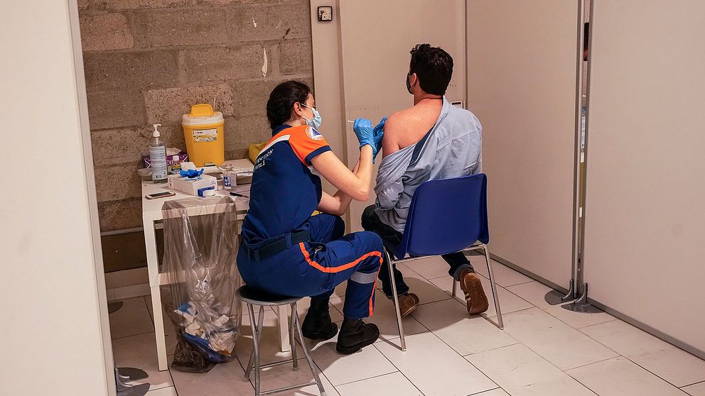 En man vaccineras på ett shoppingcentrum i Paris