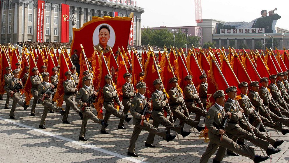 En nordkoreansk militärmarsch med ett porträtt av den avlidne ledaren Kim Jong II. Relationen mellan Nordkorea och grannen i syd är spänd, Nordkorea uppges ha skjutit mot en sydkoreansk militäranläggning nära gränsen.