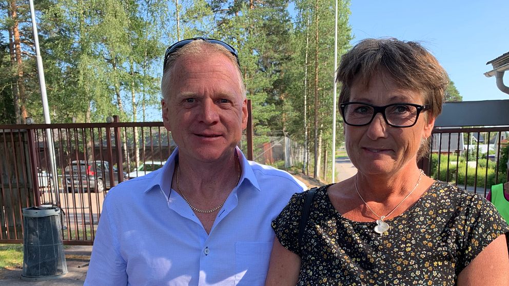 Stern Hollander och Monika Svensson i entrén till Orrskogen i Malung