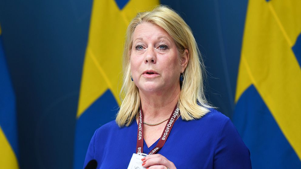 Branschorganisationen Byggföretagens vd Catharina Elmsäter-Svärd under en pressträff i Rosenbad. Hon står framför svenska flaggor iförd en mörkblå blus.