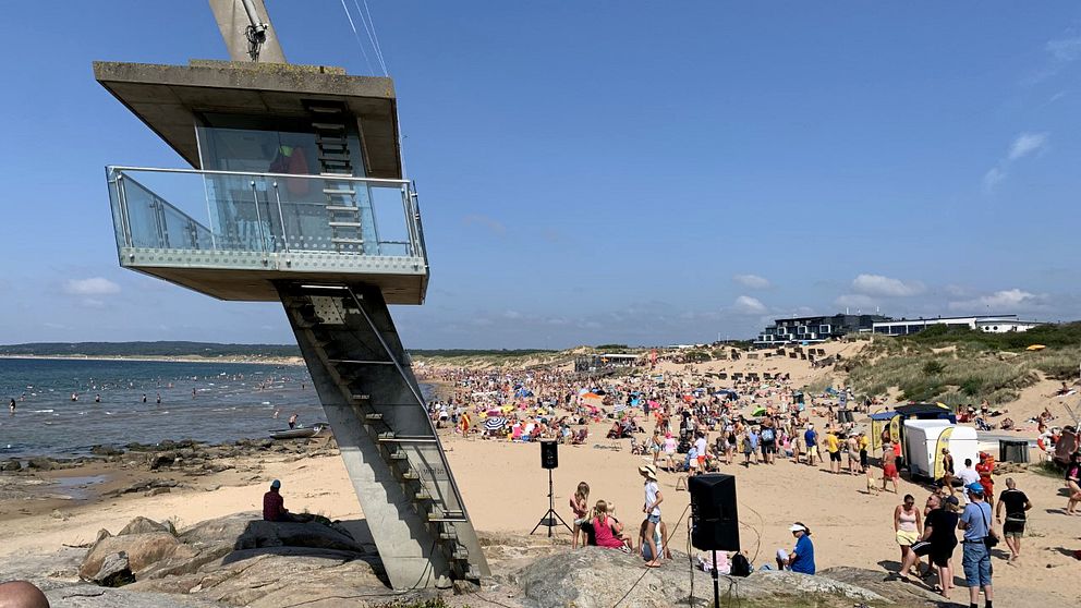 hopptornet i tylösand, fullt med badgäster på stranden