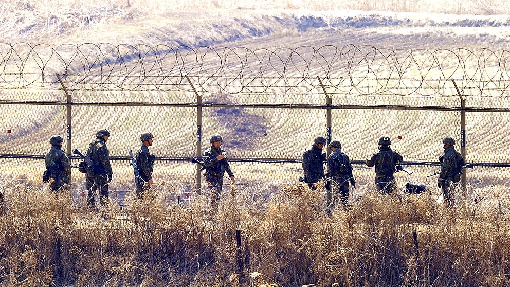 Sydkoreanska trupper kontrollerar ett staket vid Paju nära den demilitäriserade zonen mellan Nord- och Sydkorea.