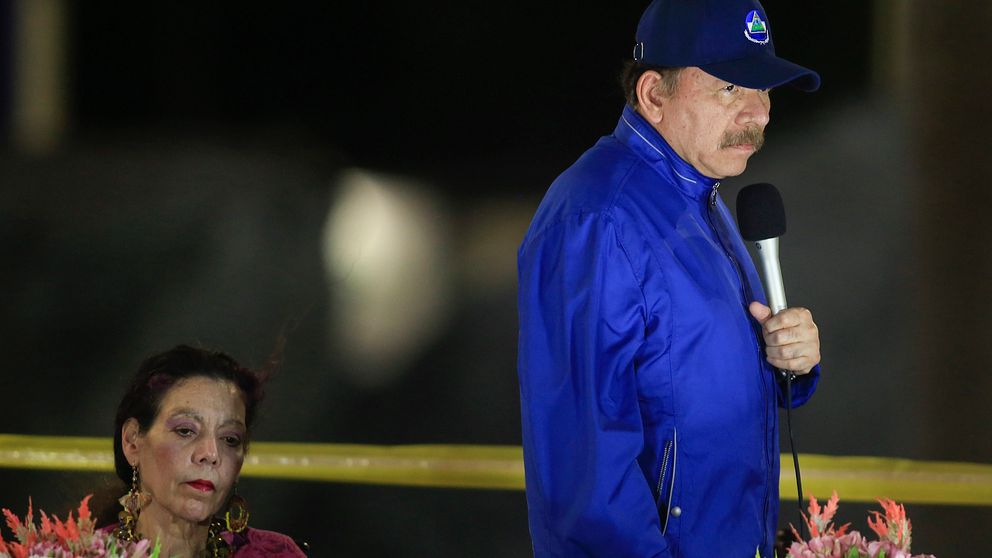 Nicaraguas president Daniel Ortega med sin hustru och vicepresident Rosario Murillo i bakgrunden. Arkivbild.