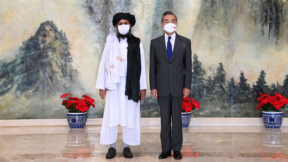 Talibanledaren Mullah Abdul Ghani Baradar och Kinas utrikesminister Wang Yi.