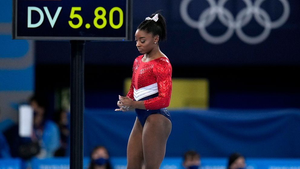 Simone Biles under lagfinalen.