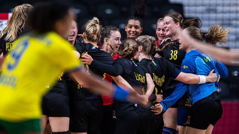 Svenskt jubel efter handbollsdamernas seger mot Brasilien.