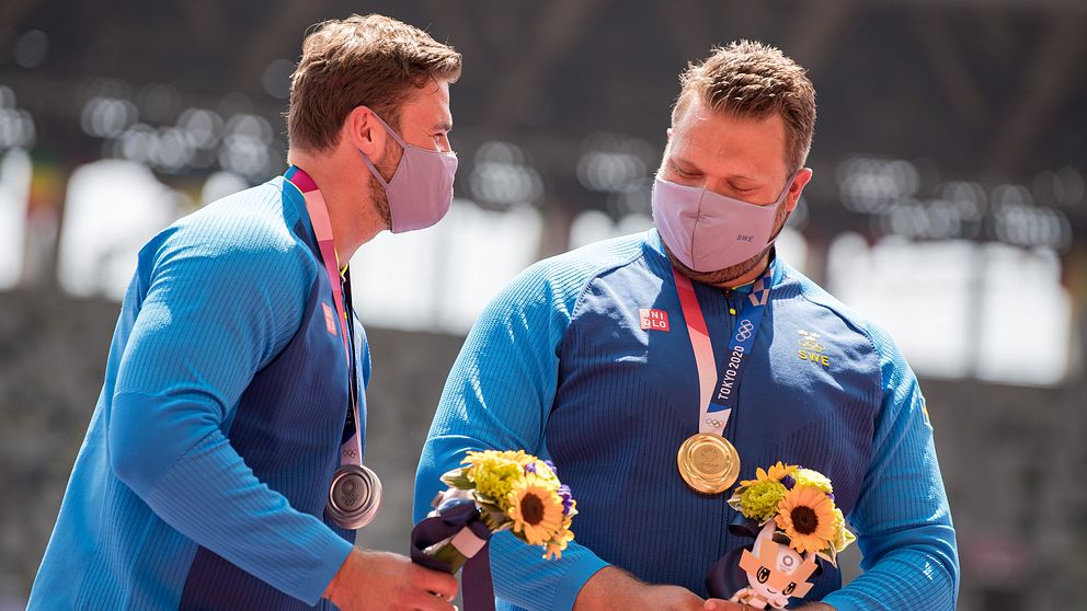 Simon Pettersson och Daniel Ståhl vid medaljceremonin i Tokyo.