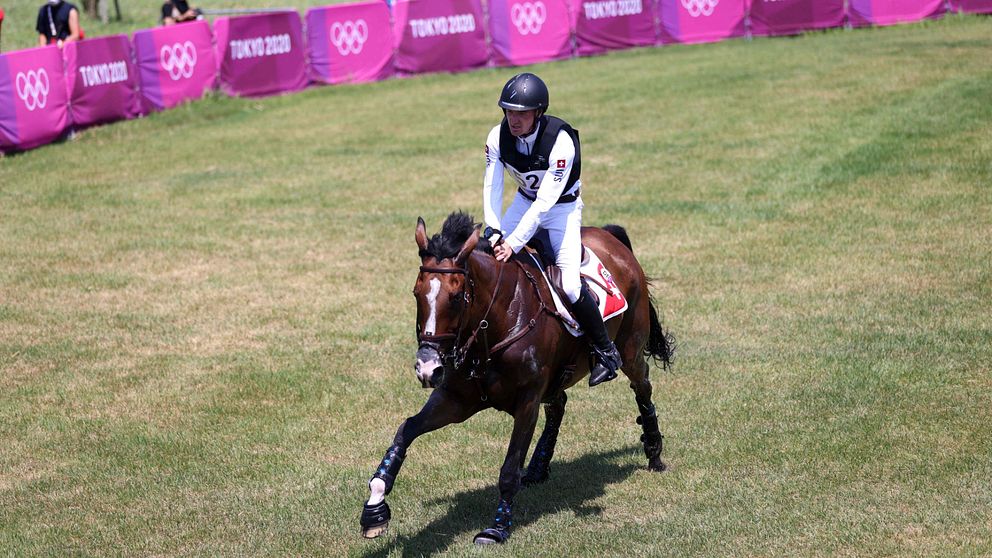 Robin Godel på OS-banan med hästen Jet Set som fick avlivas efter terrängritten i fälttävlan.