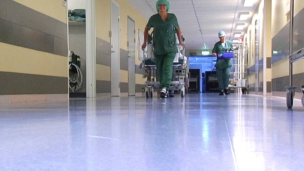 Sjukhuskorridor Skaraborgs sjuhus i Skövde operationsklädd personal