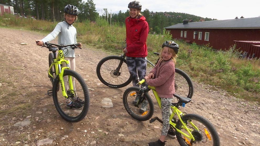 Familj står med sina cyklar ute vid Orsa Grönklitt.