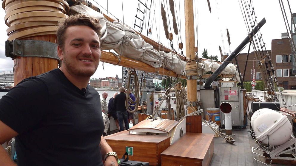 Tobias Hårder, maskinist på skonaren Ingov står på skeppets däck med aktern i bakgrunden.