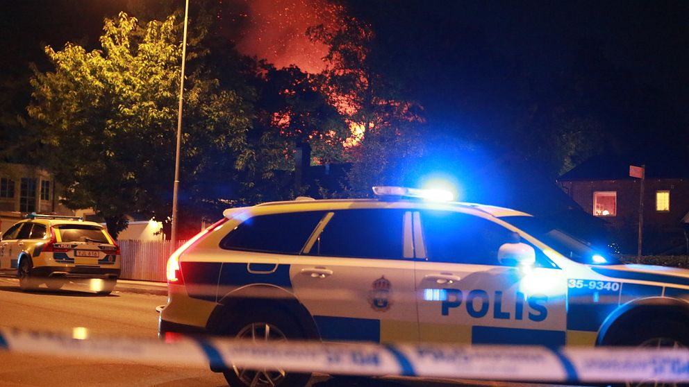 Det brinner kraftigt i en villa i Spånga i västra Stockholm.