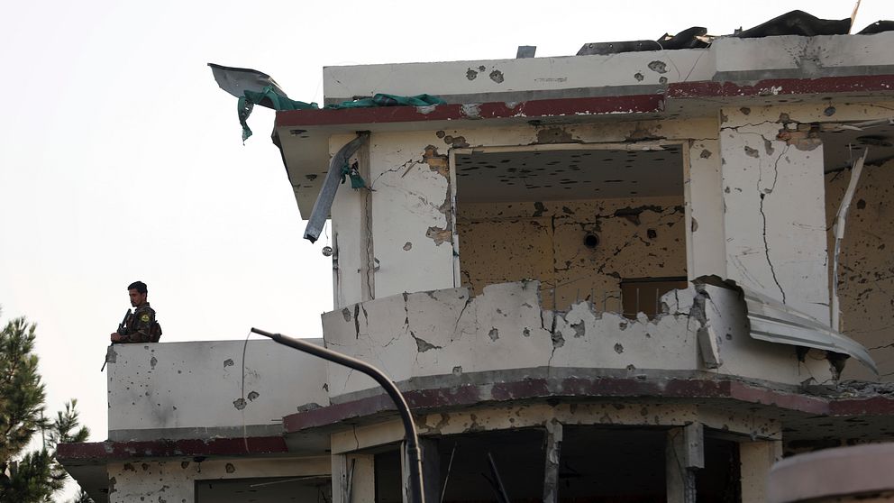 UD uppmanar alla svenskar att lämna Afghanistan. På bilden ett hus skadat av en explosion i Kabul i onsdags.