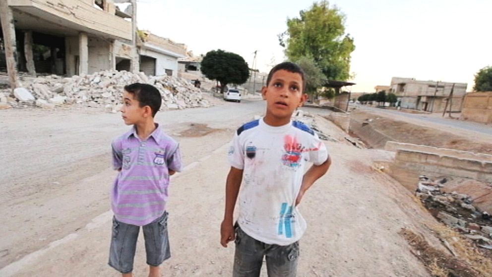 Pojken till höger såg många i sin familj dödas i byn Latamneh i Syrien.