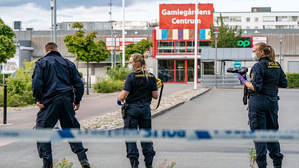 På onsdagen väcks åtal mot tre unga män som förra sommaren avlossade flera skott utanför Gamlegårdens köpcentrum i Kristianstad. Arkivbild.