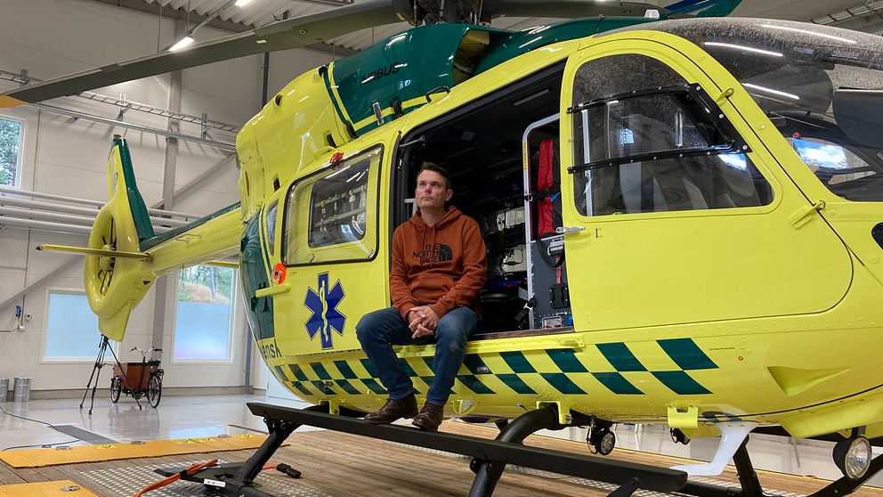 Fredrik Helliksson sitter i en ambulanshelikopter