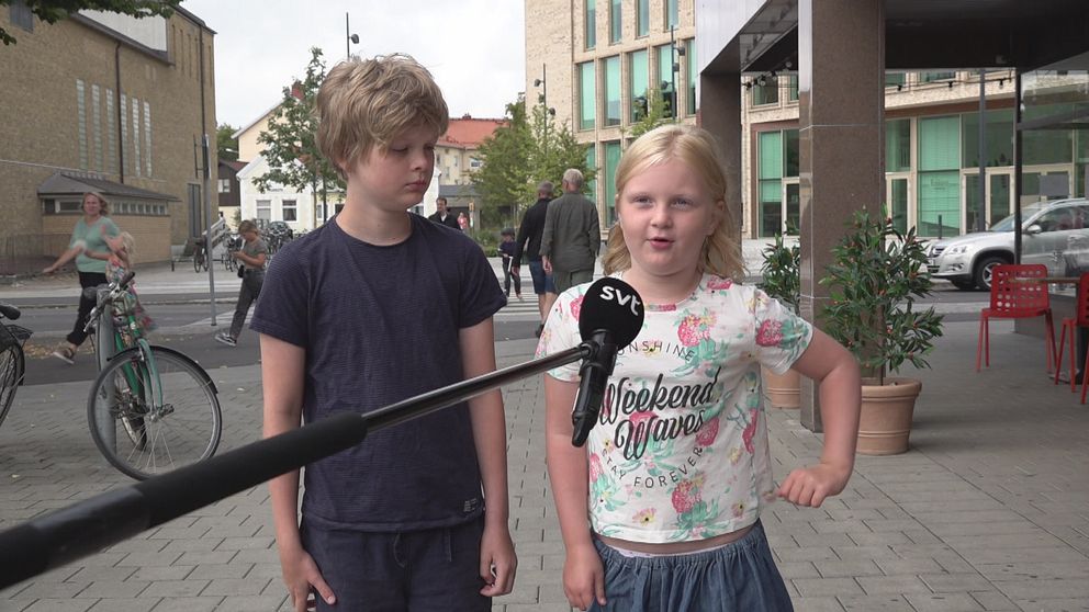 Sixten och Ingrid Widfeldt blir intervjuade. Ingrid Widfeldt visar med armen hur hon gör en armbågshälsning.