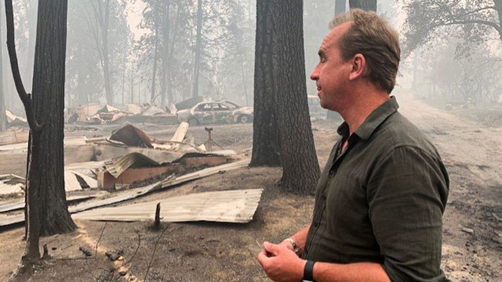 USA-korrespondent Stefan Åsberg under bevakning av en av de massiva skogsbränderna