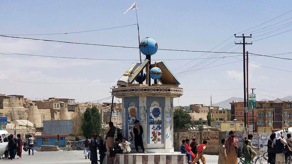 På ett torg i staden Ghazni har talibanerna hissat en flagga.