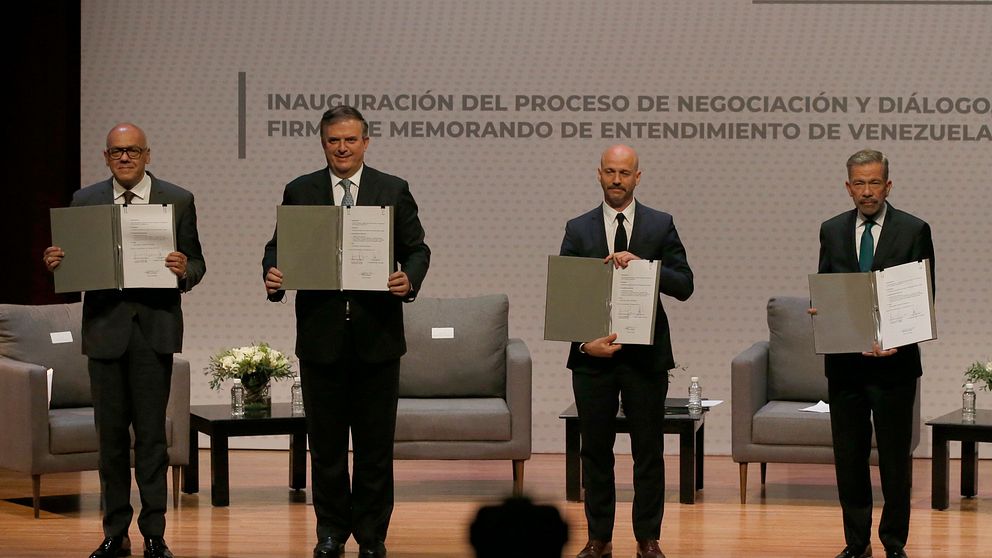 Venezuelas ordförande för nationalförsamlingen, Jorge Rodríguez, Mexikos utrikesminister Marcelo Ebrard, norska diplomaten Dan Nylander and Venezuelan oppositionsdelegaten Gerardo Blyde Perez på plats i Mexico City.
