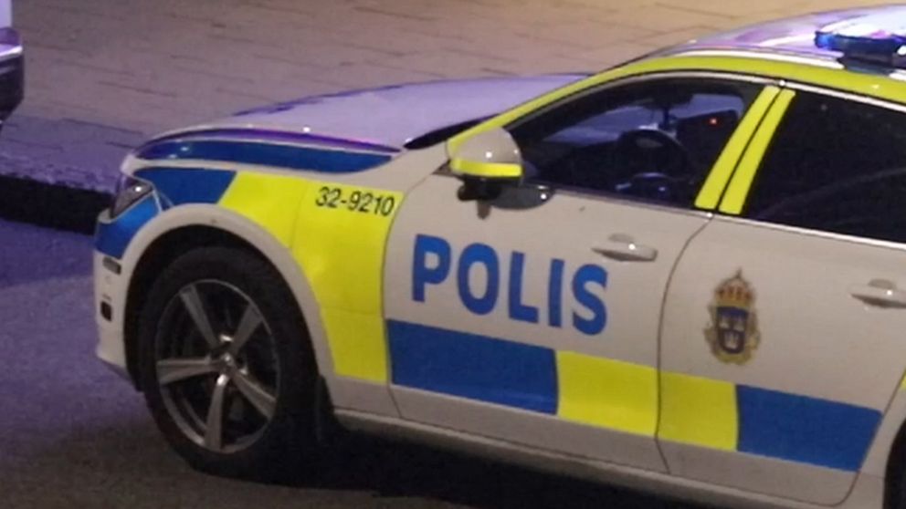 Polisbil på plats utanför hotellet där det misstänkta brottet ska ha begåtts.