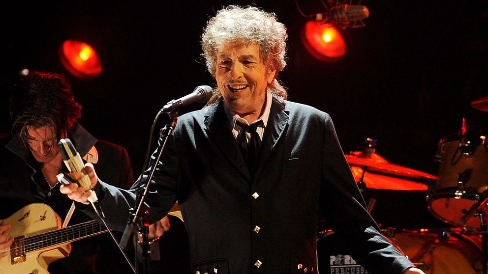 Bob Dylan står på scen.