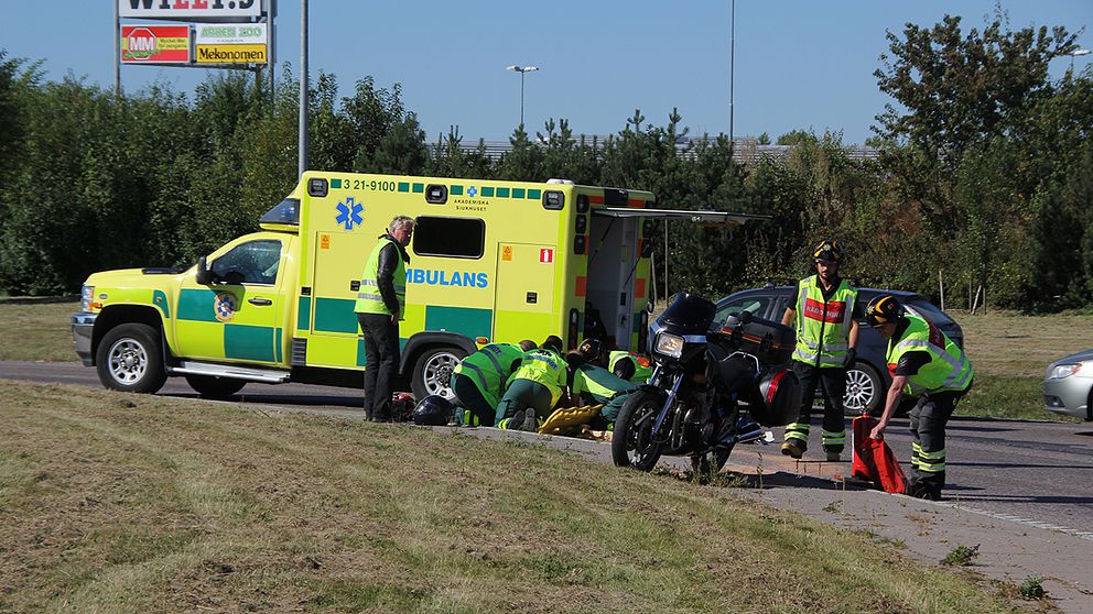 Ambulans vårdar en MC-förare i samband med en olycka 2015.