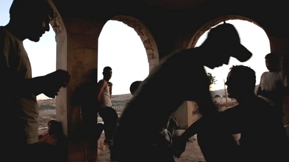 Ur filmen om byn Latamneh i Syrien.