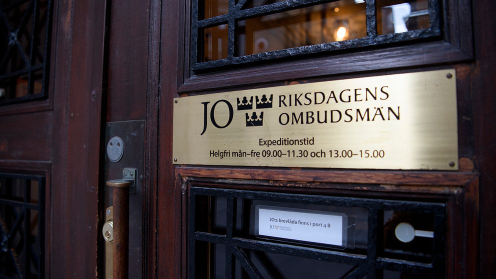 En bild på dörren till Justitieombudsmannen i Stockholm. Dörren är brun och skylten är i guld.
