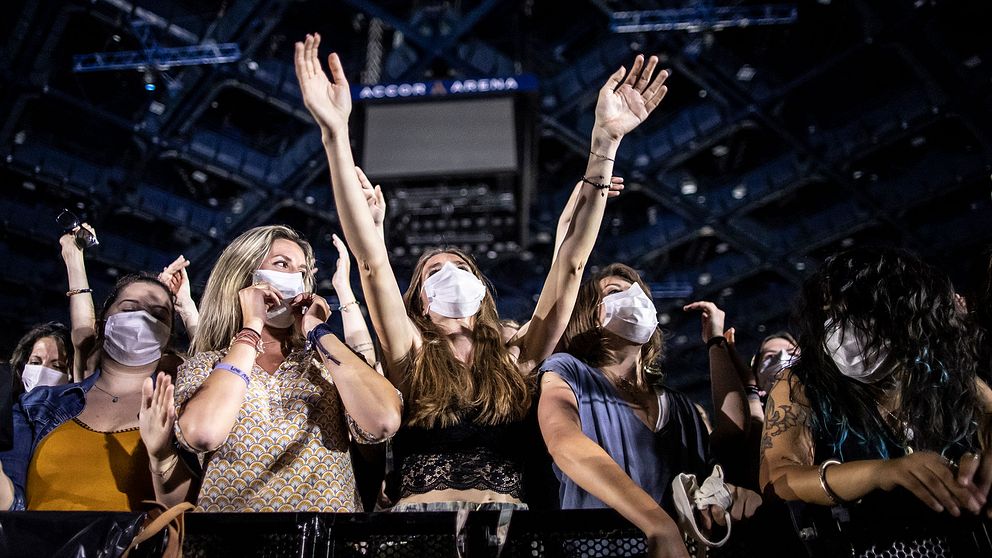 Publiken bär munskydd under en konsert i Frankrike i våras. I Sverige dröjer det ytterligare med lättade publiktrestriktioner, på grund av smittläget.