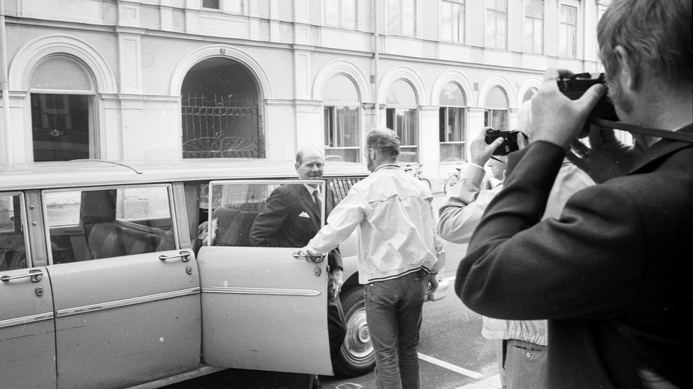 Gunnar Bengtsson kliver ur en bil för att gå in i Rådhuset i Söderhamn