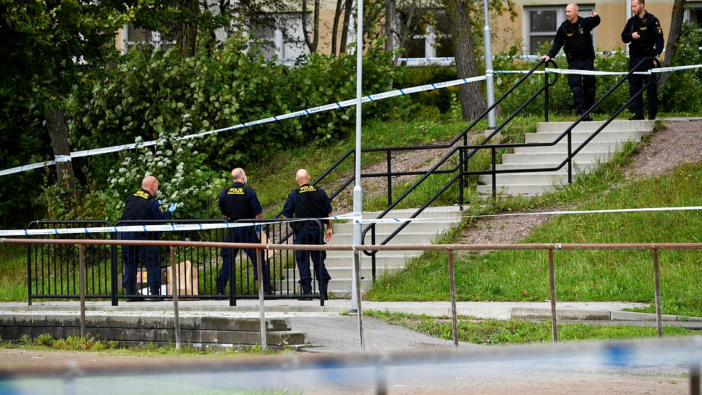 Polisens kriminaltekniker vid Källebergsskolan i Eslöv efter knivattacken mot en lärare den 19 augusti. Arkivbild.