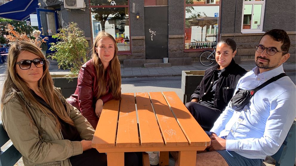Fyra personer som jobbar med projeketet sitter vid en bänk.