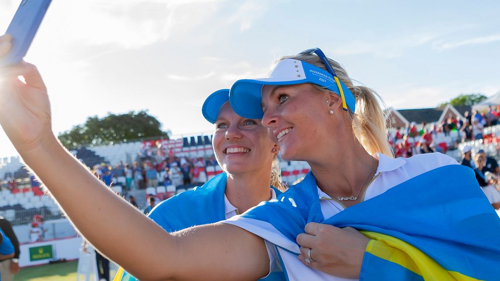Anna Nordqvist (till höger) tar en selfie med Madelene Sagström efter segern.