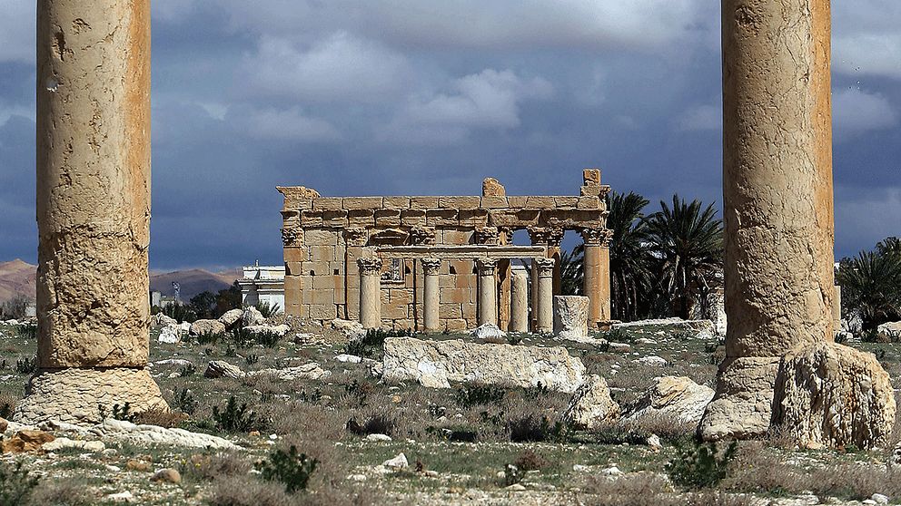 IS har kontroll över staden Palmyra som finns på FN-organet Unescos världsarvslista och här skövlar IS en rad kulturskatter, senast bombades Baalshamintemplet.